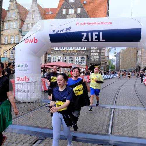 13.09.2026 - 21. swb-Marathon Bremen Tim E. http://msf.ph/oto/10344738 13.09.2026 11:14:46 Ziel 10303, 10395, 10396, 10586, 10722, 10784, 11041, 11140, 11173, 11363, 11408, 11703, 12100, 12112, 12431 meine-sportfotos.de