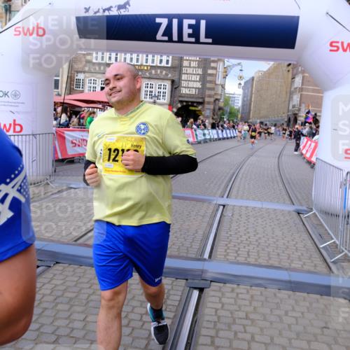 13.09.2026 - 21. swb-Marathon Bremen Tim E. http://msf.ph/oto/10344760 13.09.2026 11:14:47 Ziel 10303, 10395, 10396, 10722, 10784, 11041, 11140, 11173, 11363, 11408, 11703, 12100, 12112, 12431 meine-sportfotos.de