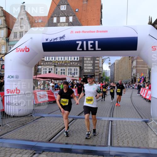 13.09.2026 - 21. swb-Marathon Bremen Tim E. http://msf.ph/oto/10345049 13.09.2026 11:15:03 Ziel 10519, 10557, 10705, 10752, 10776, 10805, 11085, 11097, 11098, 11186, 11288, 11408, 11645, 11876, 11974, 12191, 12193 meine-sportfotos.de
