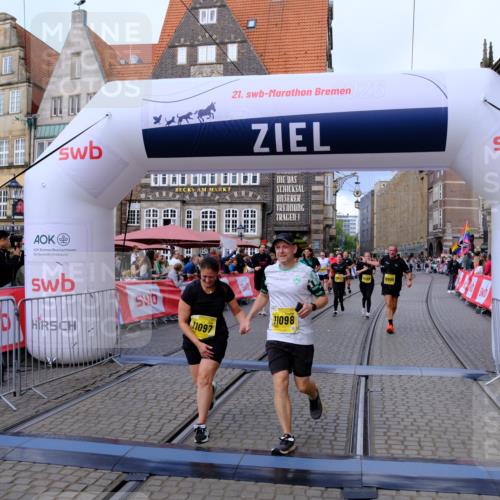 13.09.2026 - 21. swb-Marathon Bremen Tim E. http://msf.ph/oto/10345061 13.09.2026 11:15:03 Ziel 10519, 10557, 10705, 10752, 10776, 10805, 11085, 11097, 11098, 11186, 11288, 11408, 11645, 11876, 11974, 12191, 12193 meine-sportfotos.de