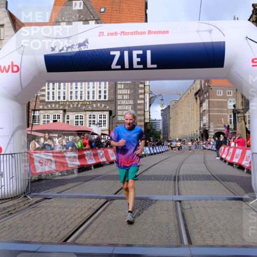 13.09.2026 - 21. swb-Marathon Bremen Tim E. http://msf.ph/oto/10345538 13.09.2026 11:15:46 Ziel 10606, 11424, 11504 meine-sportfotos.de