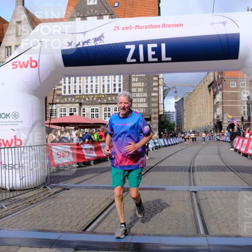 13.09.2026 - 21. swb-Marathon Bremen Tim E. http://msf.ph/oto/10345559 13.09.2026 11:15:46 Ziel 10606, 11424, 11504 meine-sportfotos.de