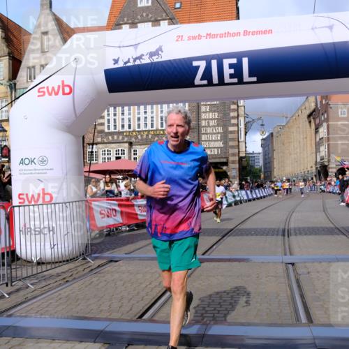 13.09.2026 - 21. swb-Marathon Bremen Tim E. http://msf.ph/oto/10345571 13.09.2026 11:15:46 Ziel 10606, 11424, 11504 meine-sportfotos.de