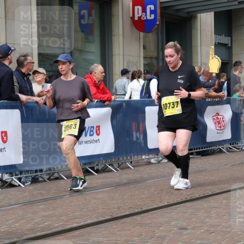 13.09.2026 - 21. swb-Marathon Bremen Strokosch-Dieckow http://msf.ph/oto/10345605 13.09.2026 11:09:38 Ziel 10299, 10435, 10645, 10737, 10751, 11119, 11383, 11437, 11441, 12207, 12449, 10234, 10386, 10417, 10424, 10556, 10664, 10694, 10696, 10712, 10769, 10785, 10823, 10981, 10990, 10991, 11192, 11225, 11882, 11883, 11914, 11915, 11937, 11995, 12322, 12409, 12474, 12491, 12532, 13607 meine-sportfotos.de