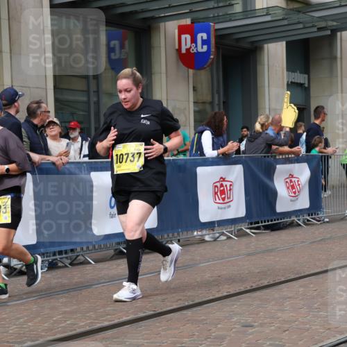 13.09.2026 - 21. swb-Marathon Bremen Strokosch-Dieckow http://msf.ph/oto/10345627 13.09.2026 11:09:39 Ziel 10299, 10435, 10645, 10737, 10751, 11119, 11383, 11437, 11441, 12207, 12449, 10234, 10386, 10417, 10424, 10556, 10664, 10694, 10696, 10712, 10769, 10785, 10823, 10981, 10990, 10991, 11192, 11225, 11882, 11883, 11914, 11915, 11937, 11995, 12322, 12409, 12474, 12532, 13607 meine-sportfotos.de