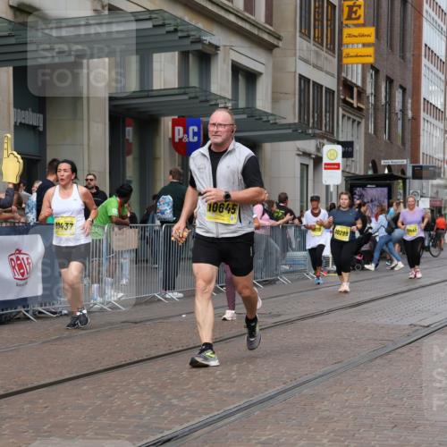 13.09.2026 - 21. swb-Marathon Bremen Strokosch-Dieckow http://msf.ph/oto/10345653 13.09.2026 11:09:41 Ziel 10299, 10435, 10645, 10737, 10751, 11119, 11383, 11437, 11441, 11933, 12117, 12207, 12449, 10234, 10386, 10417, 10424, 10556, 10696, 10712, 10769, 10785, 10823, 10981, 10990, 10991, 11192, 11225, 11882, 11883, 11914, 11937, 11995, 12322, 12409, 12474, 12532 meine-sportfotos.de