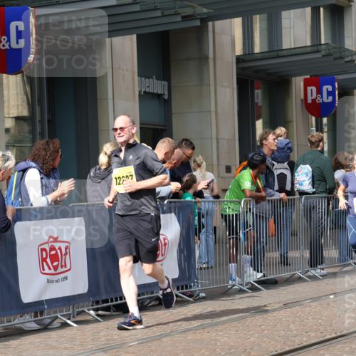 13.09.2026 - 21. swb-Marathon Bremen Strokosch-Dieckow http://msf.ph/oto/10345945 13.09.2026 11:09:57 Ziel 10169, 10361, 10362, 10706, 10751, 10890, 10963, 11080, 11382, 11725, 11732, 11933, 11957, 11982, 12117, 12207, 12293, 12550, 10234, 10299, 10386, 10417, 10435, 10645, 10696, 10737, 10785, 10990, 10991, 11119, 11383, 11437, 11441, 12449 meine-sportfotos.de