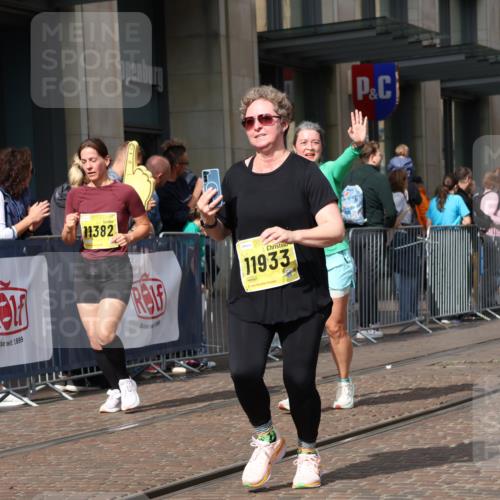 13.09.2026 - 21. swb-Marathon Bremen Strokosch-Dieckow http://msf.ph/oto/10346127 13.09.2026 11:10:03 Ziel 10002, 10169, 10247, 10361, 10362, 10422, 10706, 10719, 10791, 10890, 10963, 11080, 11300, 11382, 11725, 11732, 11933, 11957, 11982, 12117, 12227, 12293, 12454, 12550, 10299, 10435, 10645, 10737, 10751, 11119, 11383, 11437, 11441, 12207, 12449 meine-sportfotos.de