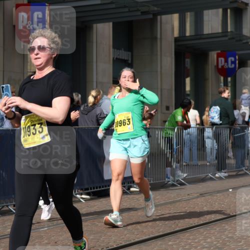 13.09.2026 - 21. swb-Marathon Bremen Strokosch-Dieckow http://msf.ph/oto/10346150 13.09.2026 11:10:04 Ziel 10002, 10169, 10247, 10361, 10362, 10422, 10706, 10719, 10768, 10791, 10890, 10963, 11080, 11300, 11382, 11725, 11732, 11933, 11957, 11982, 12117, 12227, 12293, 12454, 12550, 10299, 10435, 10645, 10737, 10751, 11119, 11383, 11437, 11441, 12207, 12449 meine-sportfotos.de
