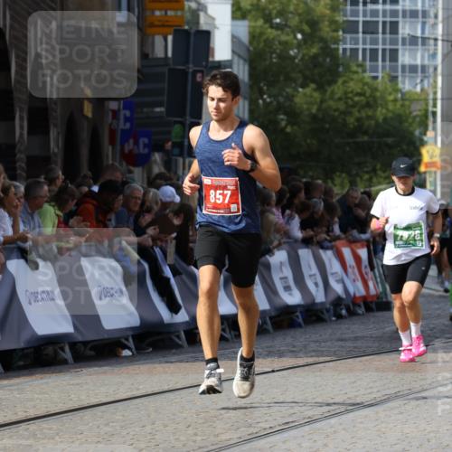 13.09.2026 - 21. swb-Marathon Bremen Strokosch-Dieckow http://msf.ph/oto/10346157 13.09.2026 13:28:01 Ziel 323, 440, 534, 762, 857, 940, 1006, 1932, 2668, 2686, 3013, 3135, 3460, 3521, 3970, 4421, 4496, 4593, 4744, 5081, 5557, 6067, 6522, 7042, 7138, 7358, 8351, 9494, 9727, 13198, 2977, 3114, 3334, 4506, 5360, 5889, 6182, 7926, 8656, 9167, 9168, 9543, 9738, 9881 meine-sportfotos.de