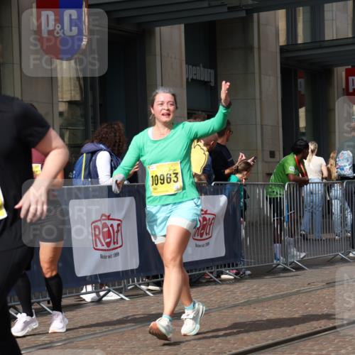 13.09.2026 - 21. swb-Marathon Bremen Strokosch-Dieckow http://msf.ph/oto/10346165 13.09.2026 11:10:04 Ziel 10002, 10169, 10247, 10361, 10362, 10422, 10706, 10719, 10768, 10791, 10890, 10963, 11080, 11300, 11382, 11725, 11732, 11933, 11957, 11982, 12117, 12227, 12293, 12454, 12550, 10299, 10435, 10645, 10737, 10751, 11119, 11383, 11437, 11441, 12207, 12449 meine-sportfotos.de