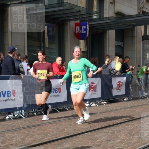 13.09.2026 - 21. swb-Marathon Bremen Strokosch-Dieckow http://msf.ph/oto/10346189 13.09.2026 11:10:05 Ziel 10002, 10169, 10247, 10361, 10362, 10422, 10706, 10719, 10768, 10791, 10890, 10963, 11080, 11283, 11298, 11300, 11382, 11725, 11732, 11933, 11957, 11982, 12117, 12183, 12227, 12293, 12454, 12550, 10299, 10435, 10645, 10737, 10751, 11119, 11383, 11437, 11441, 12207, 12449 meine-sportfotos.de