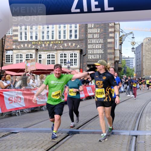 13.09.2026 - 21. swb-Marathon Bremen Tim E. http://msf.ph/oto/10346677 13.09.2026 11:17:17 Ziel 10295, 10335, 10999, 11355, 11456, 11461, 11653, 11867, 12089, 12287 meine-sportfotos.de