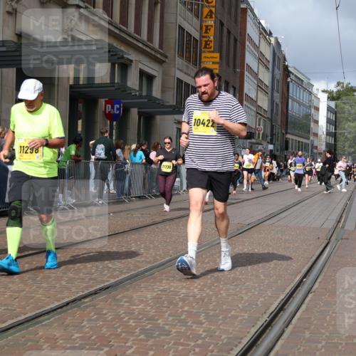 13.09.2026 - 21. swb-Marathon Bremen Strokosch-Dieckow http://msf.ph/oto/10346989 13.09.2026 11:10:24 Ziel 10002, 10148, 10163, 10247, 10422, 10461, 10462, 10547, 10719, 10768, 10911, 11047, 11283, 11298, 11300, 11309, 11327, 11335, 11465, 11513, 11583, 11736, 11756, 11846, 12183, 12227, 10002, 10169, 10361, 10362, 10706, 10719, 10791, 10890, 10963, 11080, 11382, 11725, 11732, 11933, 11957, 11982, 12117, 12207, 12227, 12293, 12454, 12550 meine-sportfotos.de
