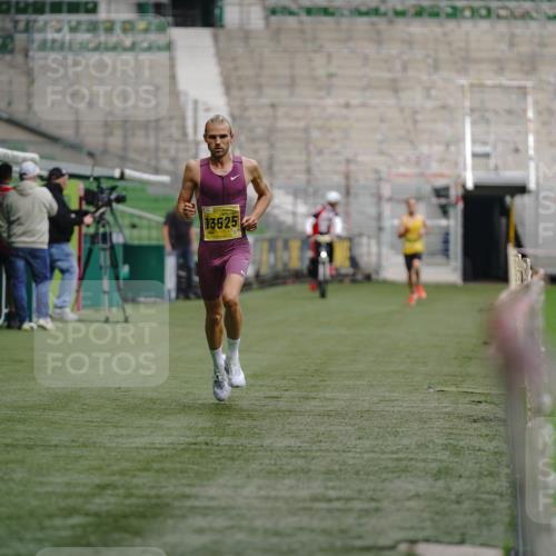 13.09.2026 - 21. swb-Marathon Bremen Michael Burmester http://msf.ph/oto/10347095 13.09.2026 10:14:28 Laufen im Stadion  meine-sportfotos.de
