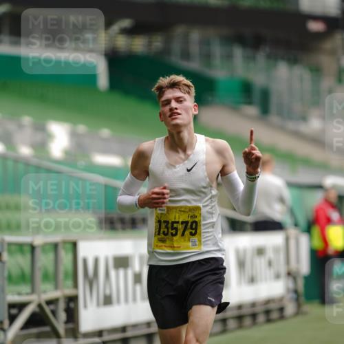 13.09.2026 - 21. swb-Marathon Bremen Michael Burmester http://msf.ph/oto/10347222 13.09.2026 10:16:17 Laufen im Stadion 10597, 12272, 13501, 13510, 13515, 13517, 13525, 13542, 13547, 13567, 13579, 13623, 13627, 13635 meine-sportfotos.de