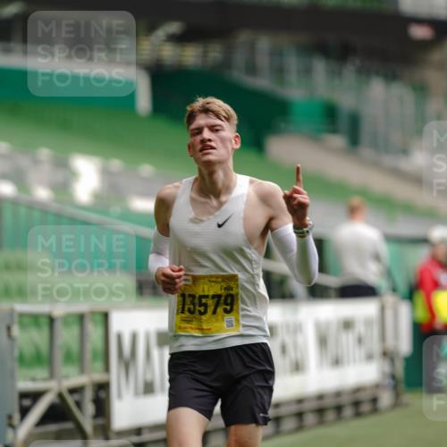 13.09.2026 - 21. swb-Marathon Bremen Michael Burmester http://msf.ph/oto/10347228 13.09.2026 10:16:17 Laufen im Stadion 10597, 12272, 13501, 13510, 13515, 13517, 13525, 13542, 13547, 13567, 13579, 13623, 13627, 13635 meine-sportfotos.de