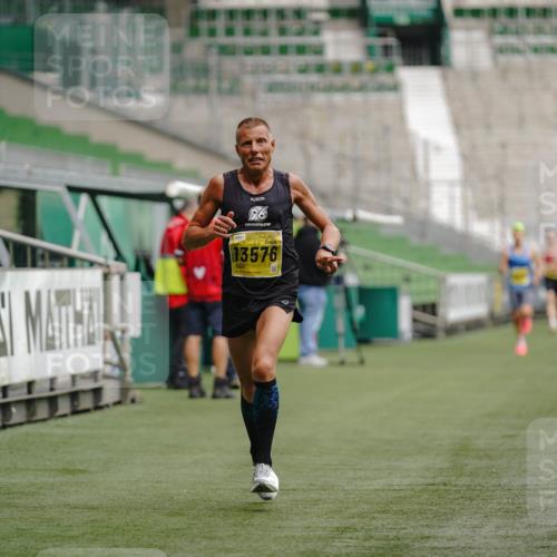 13.09.2026 - 21. swb-Marathon Bremen Michael Burmester http://msf.ph/oto/10347266 13.09.2026 10:16:31 Laufen im Stadion 10597, 12272, 13501, 13510, 13515, 13517, 13525, 13542, 13547, 13567, 13576, 13579, 13623, 13627, 13635 meine-sportfotos.de