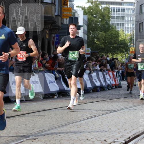 13.09.2026 - 21. swb-Marathon Bremen Strokosch-Dieckow http://msf.ph/oto/10347465 13.09.2026 13:28:24 Ziel 488, 1343, 1456, 3114, 3334, 3480, 4506, 5360, 5462, 6182, 7926, 8188, 8656, 9067, 9145, 9167, 9168, 9543, 9738, 9881, 13069, 613, 1239, 1914, 2764, 3028, 4250, 4564, 5683, 6914, 6957, 8483, 8938, 9176, 13012 meine-sportfotos.de