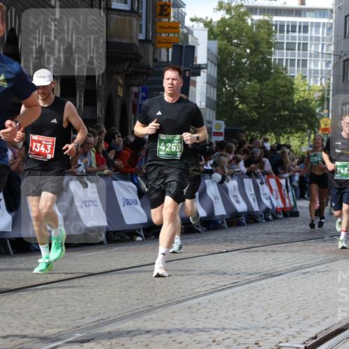 13.09.2026 - 21. swb-Marathon Bremen Strokosch-Dieckow http://msf.ph/oto/10347513 13.09.2026 13:28:24 Ziel 488, 1343, 1456, 3114, 3334, 3480, 4506, 5360, 5462, 6182, 7926, 8188, 8656, 9067, 9145, 9167, 9168, 9543, 9738, 9881, 13069, 613, 1239, 1914, 2764, 3028, 4250, 4564, 5683, 6914, 6957, 8483, 8938, 9176, 13012 meine-sportfotos.de