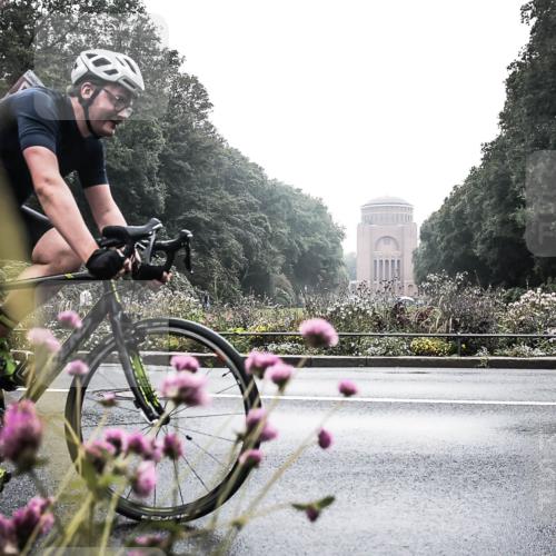 13.09.2026 - Stadtparktriathlon H.Heesch http://msf.ph/oto/10347550 13.09.2026 10:07:03 Radfahren 217, 284, 339 meine-sportfotos.de