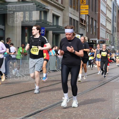 13.09.2026 - 21. swb-Marathon Bremen Strokosch-Dieckow http://msf.ph/oto/10347621 13.09.2026 11:10:49 Ziel 10163, 10313, 10419, 10527, 10611, 10644, 10653, 10792, 10841, 11043, 11062, 11141, 11231, 11237, 11458, 11483, 11679, 11691, 11745, 11993, 12148, 12396, 12401, 12507, 10002, 10148, 10163, 10247, 10422, 10461, 10462, 10547, 10719, 10768, 10911, 11047, 11283, 11298, 11300, 11309, 11327, 11335, 11465, 11513, 11583, 11736, 11756, 11846, 12183, 12227 meine-sportfotos.de