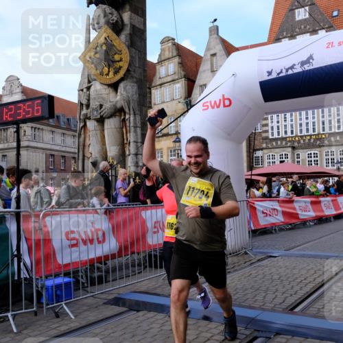 13.09.2026 - 21. swb-Marathon Bremen Tim E. http://msf.ph/oto/10347854 13.09.2026 11:19:12 Ziel 10005, 10202, 10264, 10344, 10524, 10568, 11443, 11629, 11794, 12090 meine-sportfotos.de