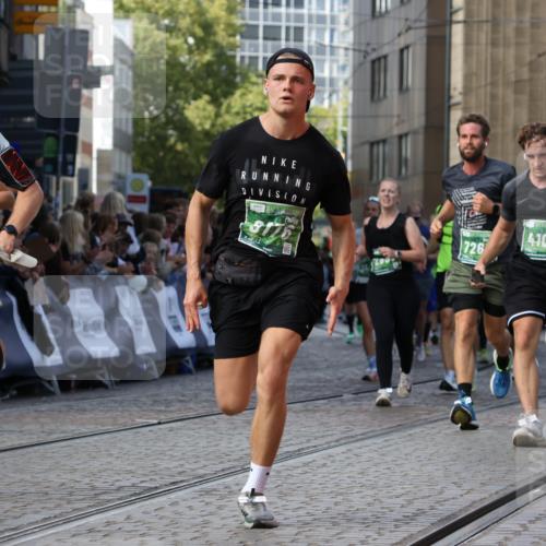13.09.2026 - 21. swb-Marathon Bremen Strokosch-Dieckow http://msf.ph/oto/10348169 13.09.2026 13:28:39 Ziel 178, 210, 1380, 1460, 2047, 2977, 3114, 3294, 3334, 3597, 4250, 4506, 5250, 5360, 5683, 5889, 6182, 8429, 8570, 9064, 9167, 9168, 9543, 9549, 9738, 9881, 722, 1014, 2276, 2851, 2891, 3348, 3419, 3444, 3665, 4102, 5267, 5531, 5691, 5865, 6817, 6937, 6955, 7134, 7263, 7527, 8985, 9562, 13174 meine-sportfotos.de
