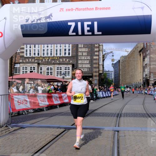 13.09.2026 - 21. swb-Marathon Bremen Tim E. http://msf.ph/oto/10348244 13.09.2026 11:20:08 Ziel 10430, 10882, 11457, 11546, 12472 meine-sportfotos.de