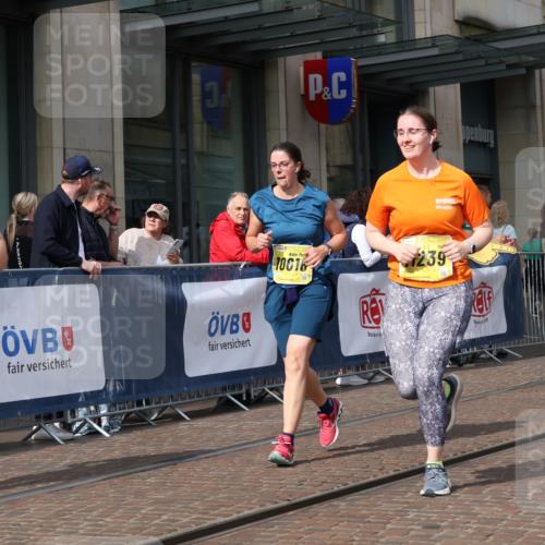 13.09.2026 - 21. swb-Marathon Bremen Strokosch-Dieckow http://msf.ph/oto/10348418 13.09.2026 11:11:30 Ziel 10155, 10552, 10582, 10616, 11239, 11927, 12082, 12286, 12336, 12553, 10155, 10419, 10510, 10511, 10546, 10611, 10977, 11036, 11062, 11216, 11231, 11289, 11458, 11533, 11679, 11702, 11745, 11870, 12126, 12148, 12220, 12311, 12396, 12464, 12508 meine-sportfotos.de