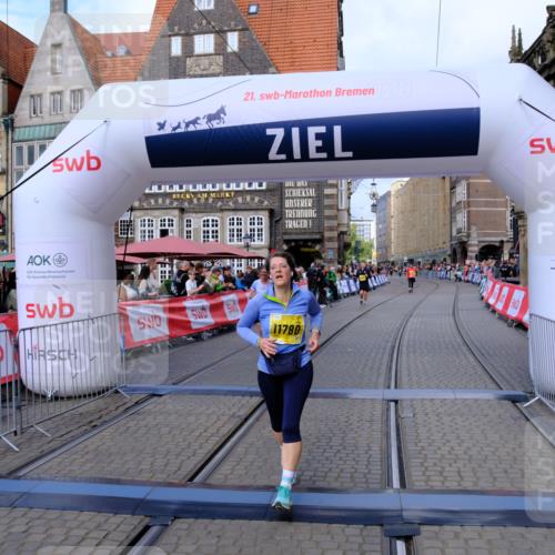 13.09.2026 - 21. swb-Marathon Bremen Tim E. http://msf.ph/oto/10348976 13.09.2026 11:21:38 Ziel 11262, 11780, 11821 meine-sportfotos.de