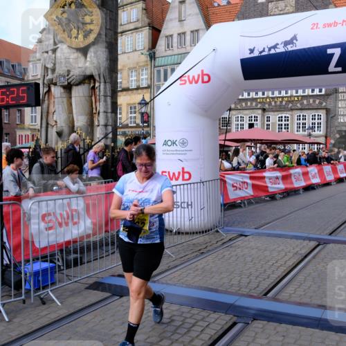13.09.2026 - 21. swb-Marathon Bremen Tim E. http://msf.ph/oto/10348996 13.09.2026 11:21:42 Ziel 11262, 11780, 11821 meine-sportfotos.de