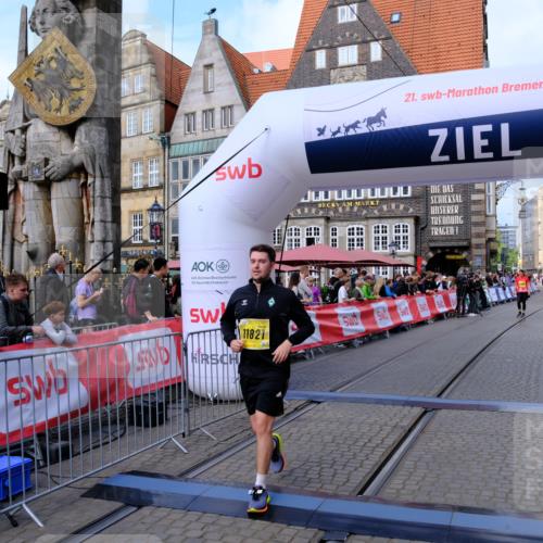 13.09.2026 - 21. swb-Marathon Bremen Tim E. http://msf.ph/oto/10349031 13.09.2026 11:21:47 Ziel 11262, 11780, 11821 meine-sportfotos.de