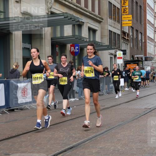 13.09.2026 - 21. swb-Marathon Bremen Strokosch-Dieckow http://msf.ph/oto/10349365 13.09.2026 11:12:29 Ziel 10354, 10483, 10743, 10874, 10875, 11090, 11606, 11657, 11671, 11832, 12050, 12234, 12423, 12497, 10213, 10406, 10414, 10909, 11052, 11090, 11633, 11716, 12012, 12327 meine-sportfotos.de