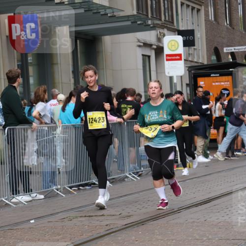 13.09.2026 - 21. swb-Marathon Bremen Strokosch-Dieckow http://msf.ph/oto/10349398 13.09.2026 11:12:31 Ziel 10354, 10483, 10743, 10874, 10875, 10893, 11606, 11627, 11657, 11671, 11832, 12050, 12060, 12234, 12423, 12497, 10213, 10406, 10414, 10874, 10875, 10909, 11052, 11090, 11633, 11716, 12327 meine-sportfotos.de