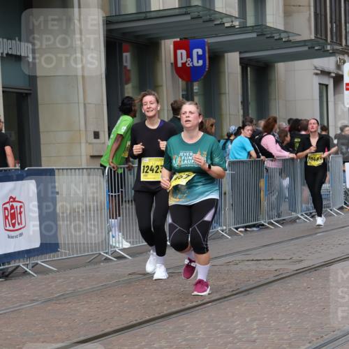 13.09.2026 - 21. swb-Marathon Bremen Strokosch-Dieckow http://msf.ph/oto/10349426 13.09.2026 11:12:32 Ziel 10354, 10483, 10743, 10893, 11606, 11627, 11657, 11671, 11832, 12050, 12060, 12234, 12423, 12497, 10213, 10406, 10414, 10874, 10875, 10909, 11052, 11090, 11633, 11716, 12327 meine-sportfotos.de