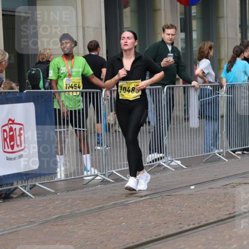 13.09.2026 - 21. swb-Marathon Bremen Strokosch-Dieckow http://msf.ph/oto/10349456 13.09.2026 11:12:36 Ziel 10483, 10804, 10893, 11357, 11606, 11627, 11657, 11671, 11832, 12050, 12060, 12234, 12393, 12418, 12423, 10213, 10354, 10406, 10414, 10743, 10874, 10875, 10909, 11052, 11090, 11633, 11716, 12234, 12327, 12497 meine-sportfotos.de