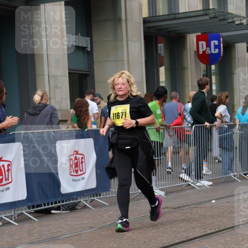 13.09.2026 - 21. swb-Marathon Bremen Strokosch-Dieckow http://msf.ph/oto/10349520 13.09.2026 11:12:42 Ziel 10483, 10804, 10893, 11048, 11357, 11606, 11627, 11671, 11832, 12050, 12060, 12393, 12418, 12423, 10213, 10354, 10406, 10743, 10874, 10875, 10909, 11090, 11657, 11716, 12234, 12327, 12497 meine-sportfotos.de