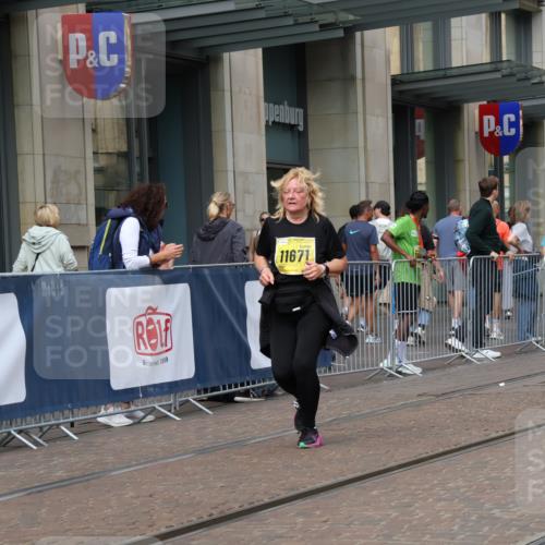 13.09.2026 - 21. swb-Marathon Bremen Strokosch-Dieckow http://msf.ph/oto/10349534 13.09.2026 11:12:43 Ziel 10483, 10804, 10893, 11048, 11357, 11606, 11627, 11671, 11832, 12050, 12060, 12393, 12418, 12423, 10354, 10406, 10743, 10874, 10875, 10909, 11090, 11657, 11716, 12234, 12327, 12423, 12497 meine-sportfotos.de