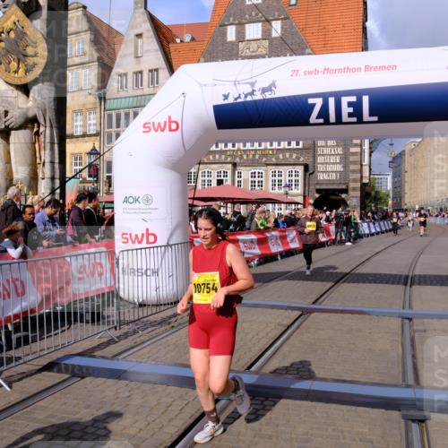 13.09.2026 - 21. swb-Marathon Bremen Tim E. http://msf.ph/oto/10349612 13.09.2026 11:23:33 Ziel 10349, 10754, 10925 meine-sportfotos.de
