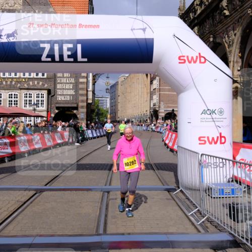 13.09.2026 - 21. swb-Marathon Bremen Tim E. http://msf.ph/oto/10349825 13.09.2026 11:24:10 Ziel 10292, 10413, 10970 meine-sportfotos.de