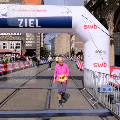 13.09.2026 - 21. swb-Marathon Bremen Tim E. http://msf.ph/oto/10349836 13.09.2026 11:24:10 Ziel 10292, 10413, 10970 meine-sportfotos.de
