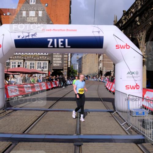 13.09.2026 - 21. swb-Marathon Bremen Tim E. http://msf.ph/oto/10349848 13.09.2026 11:24:16 Ziel 10292, 10413, 10970 meine-sportfotos.de