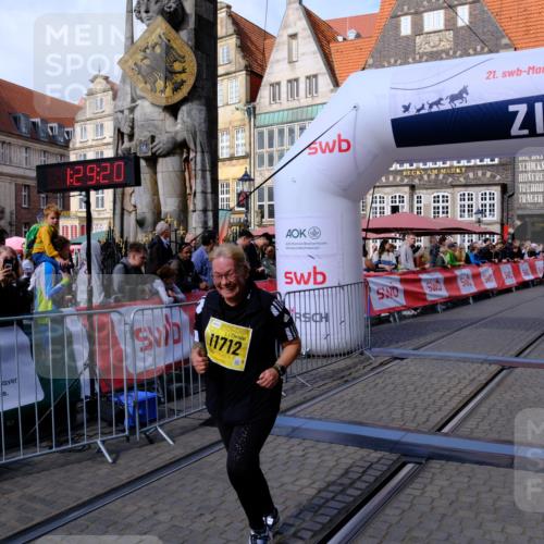 13.09.2026 - 21. swb-Marathon Bremen Tim E. http://msf.ph/oto/10349939 13.09.2026 11:24:37 Ziel 11712 meine-sportfotos.de