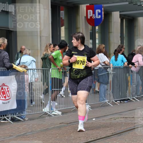 13.09.2026 - 21. swb-Marathon Bremen Strokosch-Dieckow http://msf.ph/oto/10350204 13.09.2026 11:13:13 Ziel 10484, 10545, 10766, 10883, 10889, 11084, 11392, 11670, 11954, 11999, 12010, 12280, 12460, 12521, 10804, 10893, 11048, 11357, 11606, 11627, 11671, 11832, 12050, 12060, 12393, 12418 meine-sportfotos.de