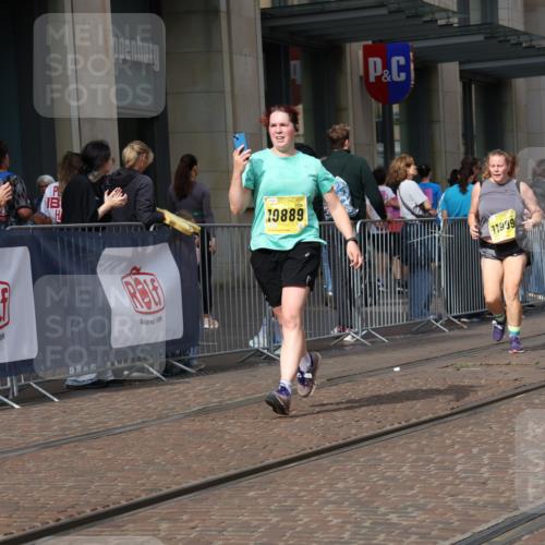 13.09.2026 - 21. swb-Marathon Bremen Strokosch-Dieckow http://msf.ph/oto/10350662 13.09.2026 11:13:26 Ziel 10330, 10545, 10766, 10883, 10889, 11078, 11084, 11954, 11999, 12010, 12280, 10484, 10883, 11048, 11357, 11392, 11670, 12393, 12418, 12460, 12521 meine-sportfotos.de