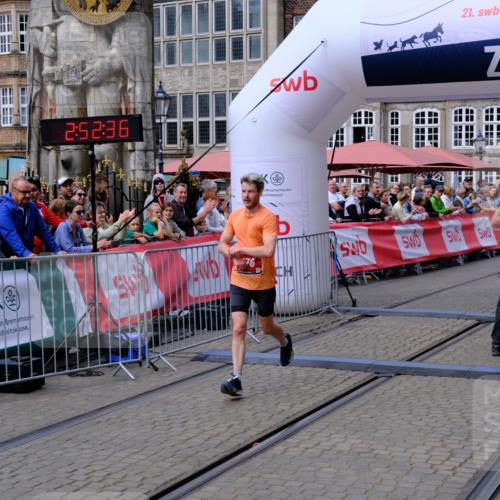 13.09.2026 - 21. swb-Marathon Bremen Tim E. http://msf.ph/oto/10351104 13.09.2026 12:23:25 Ziel  meine-sportfotos.de