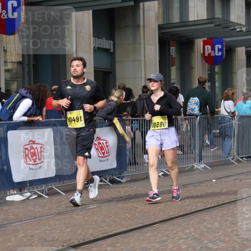 13.09.2026 - 21. swb-Marathon Bremen Strokosch-Dieckow http://msf.ph/oto/10351164 13.09.2026 11:13:49 Ziel 10402, 10491, 10586, 10799, 10854, 10880, 11027, 11233, 11535, 11864, 11902, 10330, 10484, 10545, 10766, 10883, 10889, 11078, 11084, 11392, 11954, 11999, 12010, 12280 meine-sportfotos.de