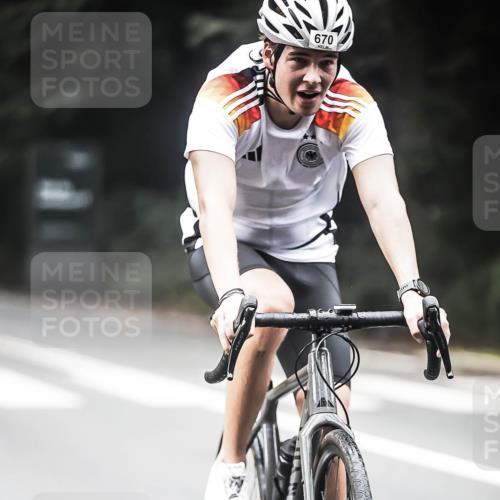 13.09.2026 - Stadtparktriathlon H.Heesch http://msf.ph/oto/10351178 13.09.2026 11:04:39 Radfahren 600, 670, 691 meine-sportfotos.de