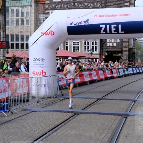 13.09.2026 - 21. swb-Marathon Bremen Tim E. http://msf.ph/oto/10351339 13.09.2026 12:27:48 Ziel  meine-sportfotos.de